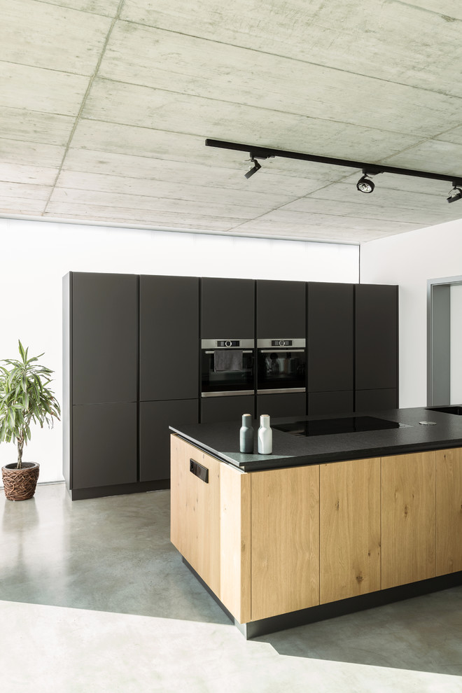 Inspiration for a modern kitchen remodel in Dresden