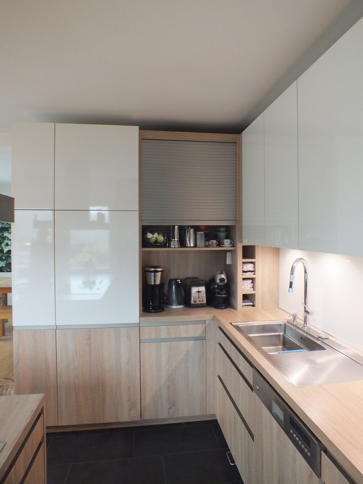 Идея дизайна: кухня в стиле модернизм с деревянной столешницей, фартуком из стекла и островом