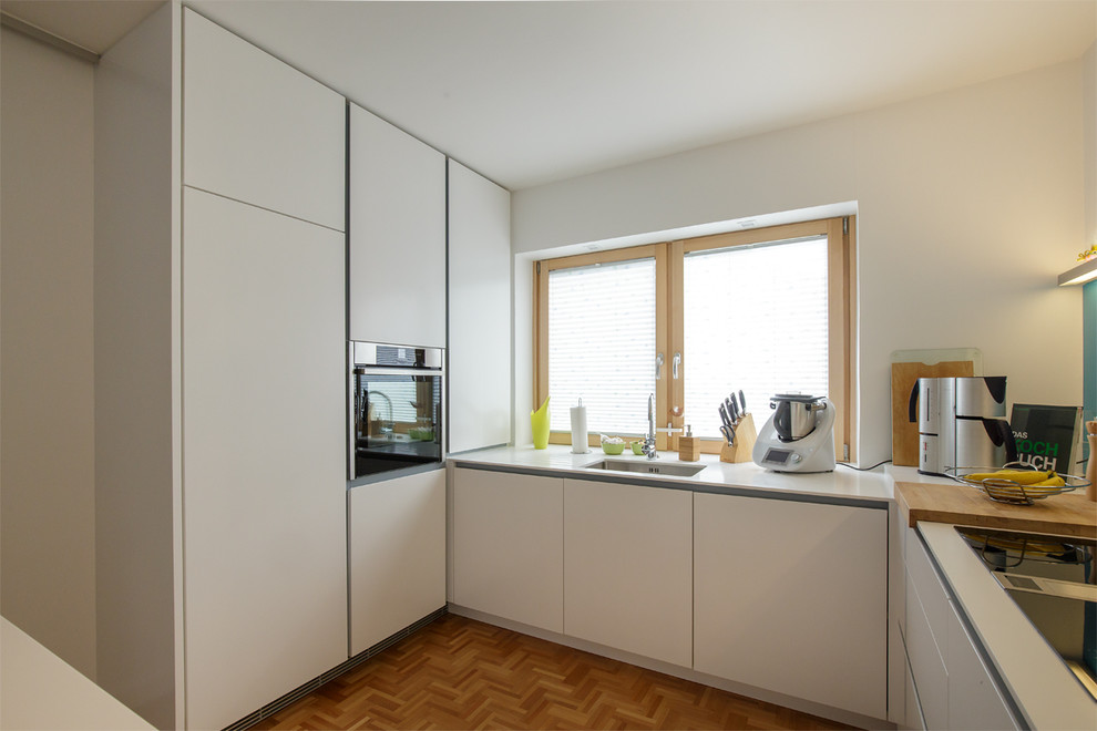 weiße Küche mit Backofen auf Augenhöhe - Contemporary - Kitchen ...
