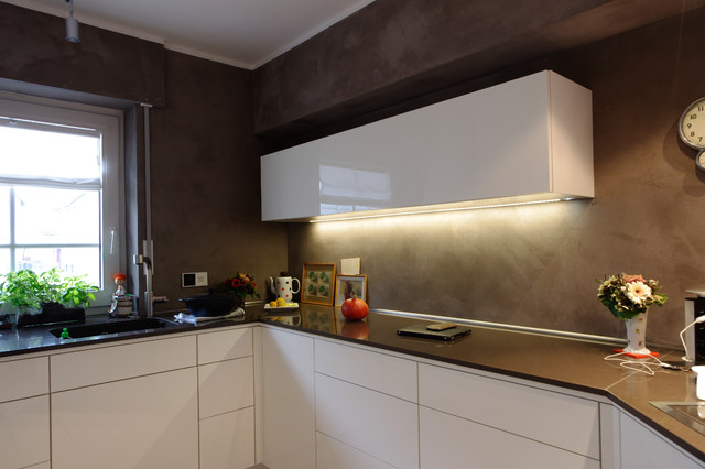 Weisse Kuche Mit Dunklen Wanden Contemporary Kitchen Other By Ligno Mobelwerkstatt Houzz Au