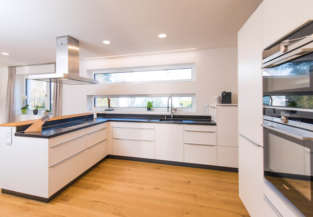Weiße Küche mit Naturholz - Modern - Küche - Nürnberg - von