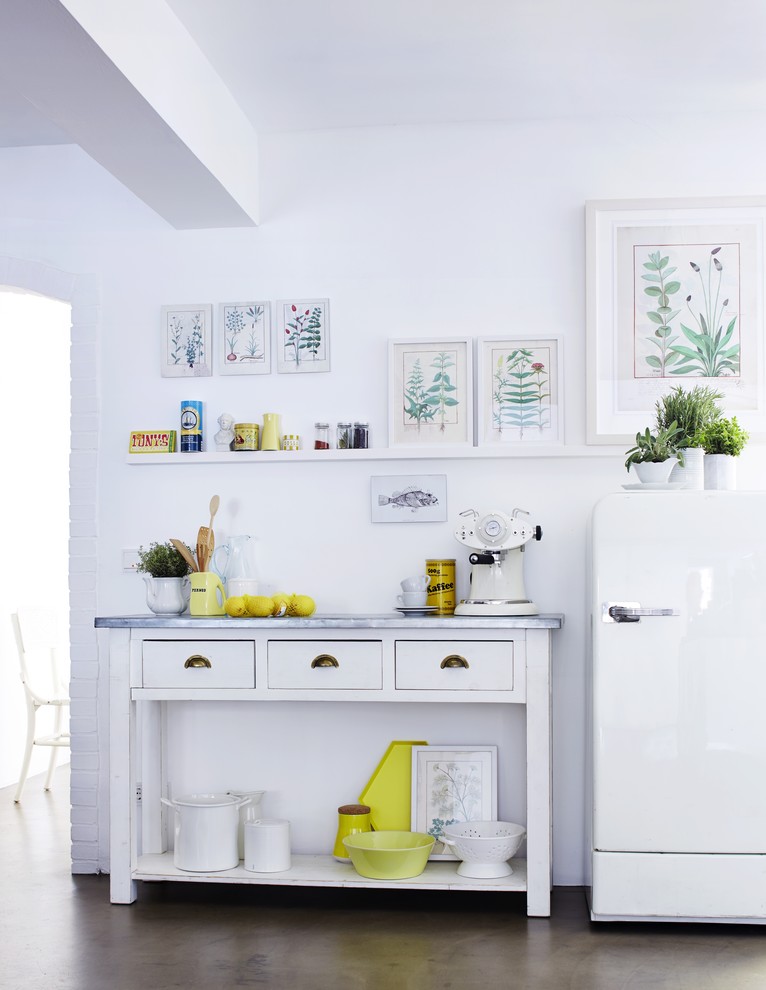 Foto di una grande cucina ad ambiente unico con nessun'anta, ante bianche, top in marmo, paraspruzzi bianco e elettrodomestici bianchi