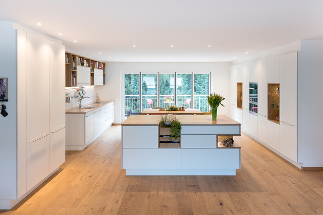 Weiße Küche mit Vollholzelementen - Scandinavian - Kitchen - Stuttgart ...