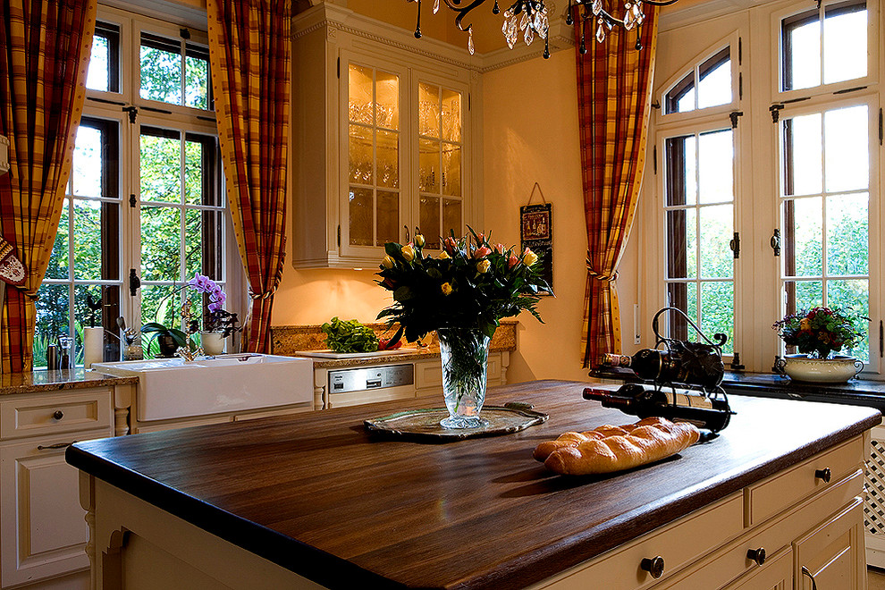Weiße Landhausküche im klassischen Stil Traditional Kitchen Other