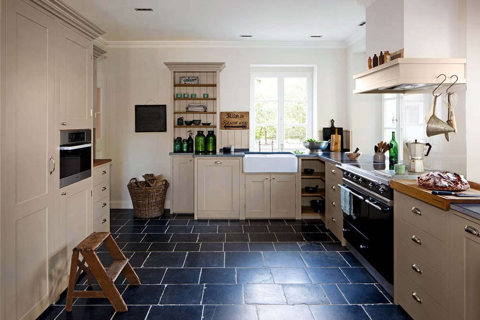 Foto di una grande cucina country con pavimento in pietra calcarea