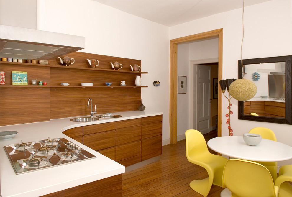 Bild på ett mellanstort funkis kök, med en nedsänkt diskho, luckor med profilerade fronter, bänkskiva i koppar, rostfria vitvaror och målat trägolv