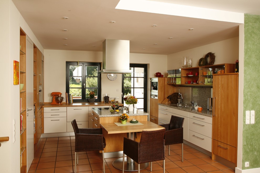 Kitchen - cottage kitchen idea in Frankfurt