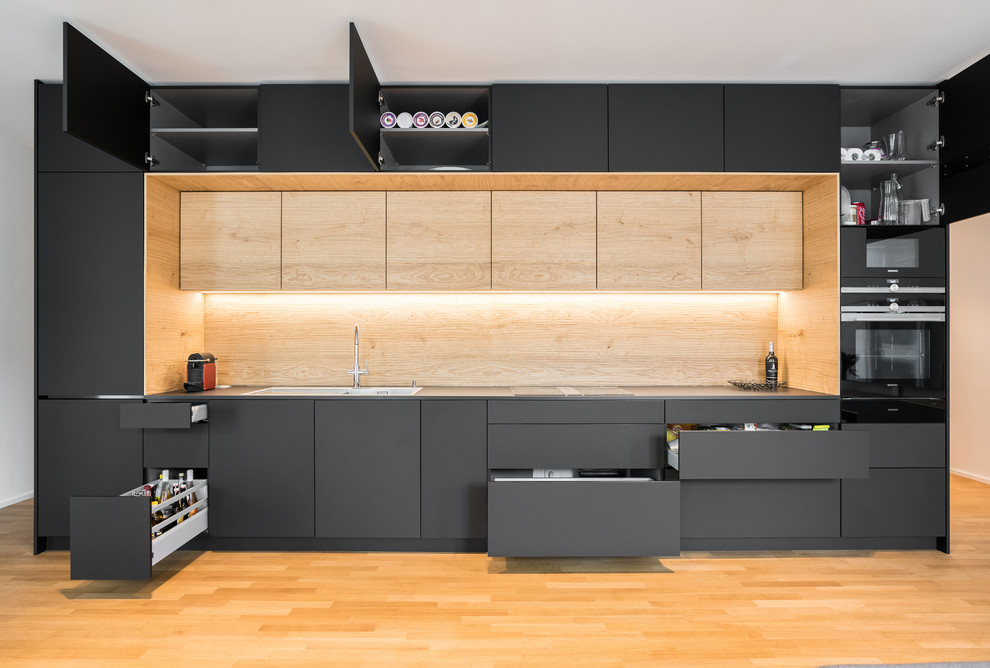 Kitchen - contemporary kitchen idea in Stuttgart