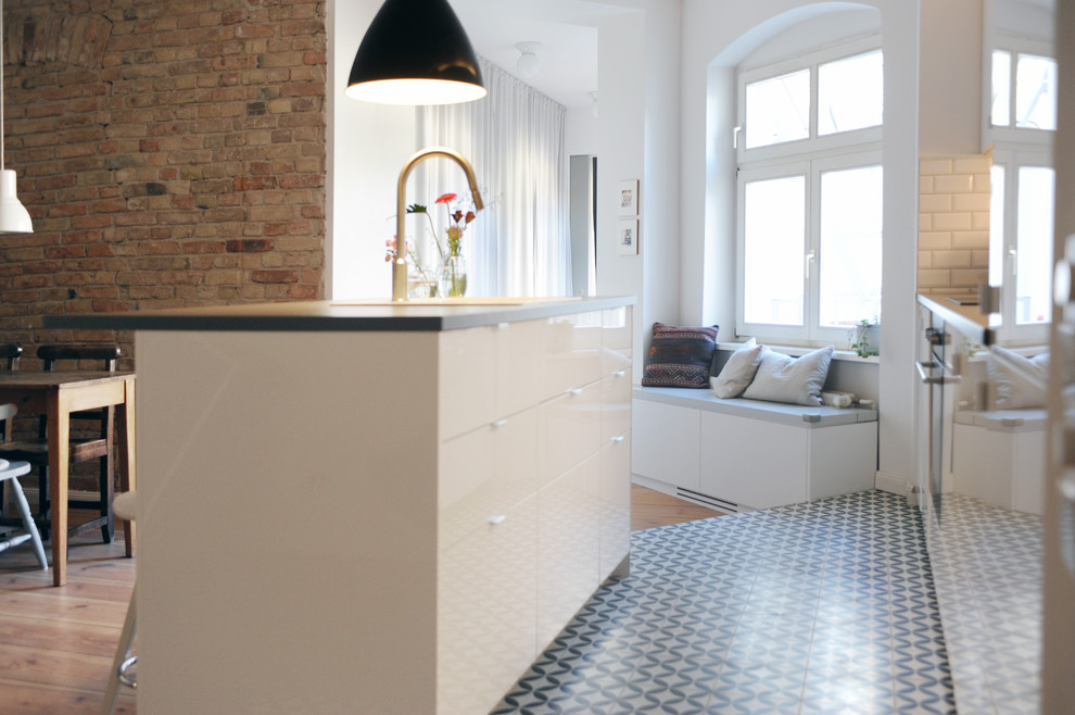 Immagine di una cucina minimal di medie dimensioni con parquet chiaro e pavimento marrone