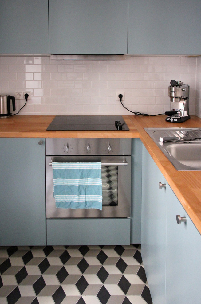 Esempio di una cucina abitabile bohémian con lavello da incasso, ante blu, top in legno, paraspruzzi bianco e elettrodomestici in acciaio inossidabile