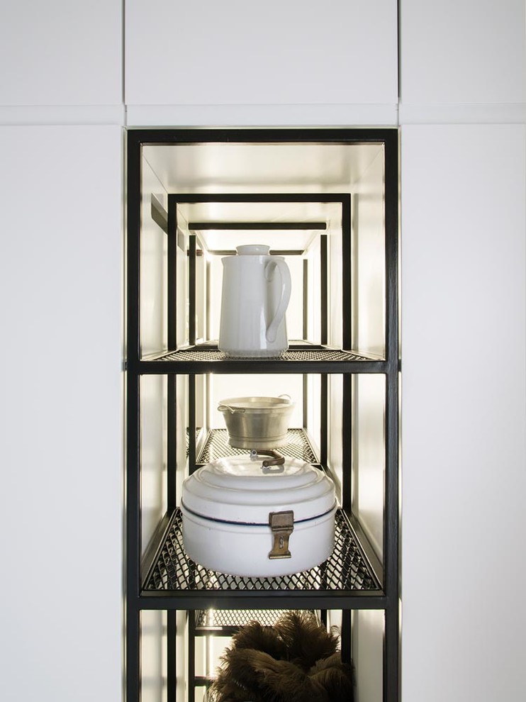 Imagen de cocina actual con armarios con paneles lisos, puertas de armario blancas y encimera de acero inoxidable