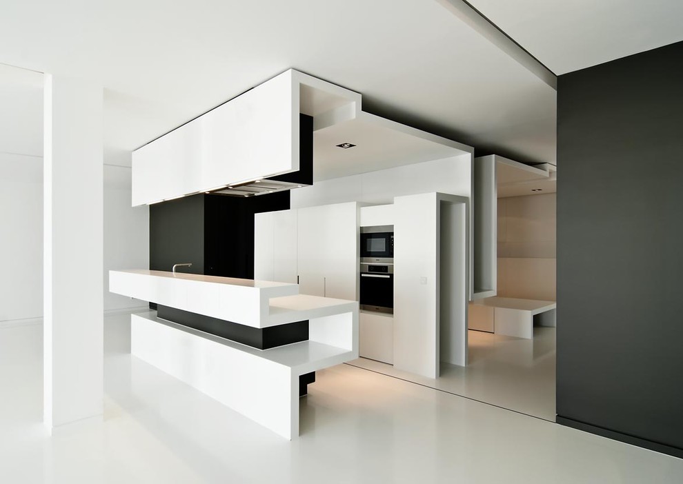 Идея дизайна: параллельная кухня в современном стиле с плоскими фасадами, белыми фасадами, техникой из нержавеющей стали и островом