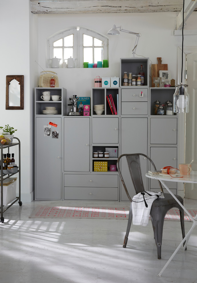 Imagen de cocina de estilo de casa de campo de tamaño medio con armarios abiertos y puertas de armario grises