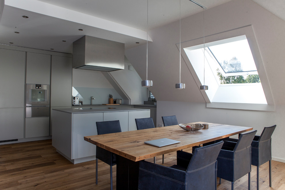 Idee per una cucina abitabile minimal di medie dimensioni con pavimento in legno massello medio e pavimento marrone