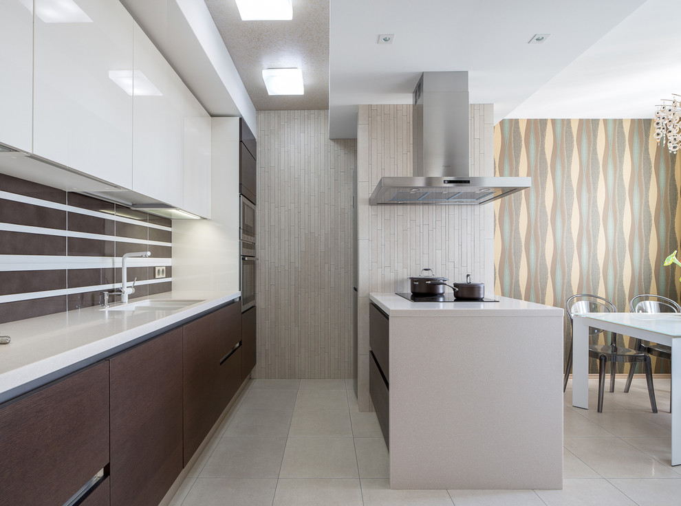 Стильный дизайн: параллельная кухня-гостиная в современном стиле с плоскими фасадами, полуостровом, врезной мойкой и техникой из нержавеющей стали - последний тренд
