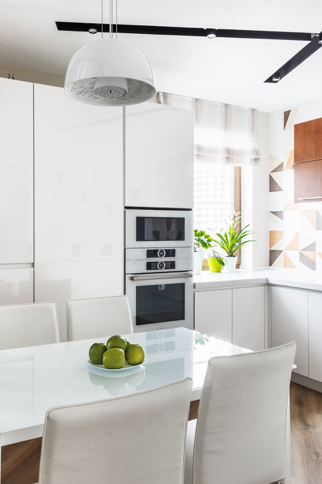 Idéer för att renovera ett mellanstort funkis kök, med släta luckor, vita skåp, bänkskiva i koppar, flerfärgad stänkskydd, stänkskydd i keramik, vita vitvaror, vinylgolv och beiget golv