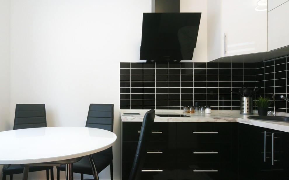 Идея дизайна: кухня в скандинавском стиле с врезной мойкой и черным фартуком