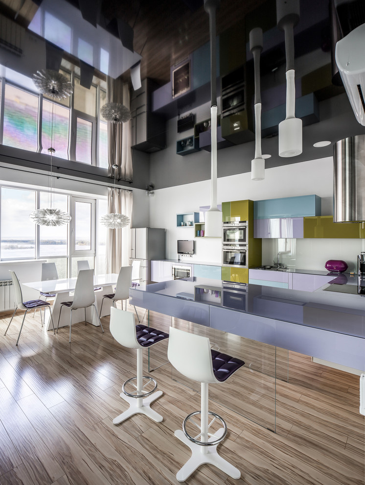 Стильный дизайн: п-образная кухня-гостиная в современном стиле с плоскими фасадами, стеклянной столешницей и полуостровом - последний тренд