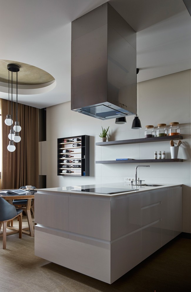 Zweizeilige Moderne Wohnküche mit flächenbündigen Schrankfronten, weißen Schränken und Kücheninsel in Moskau