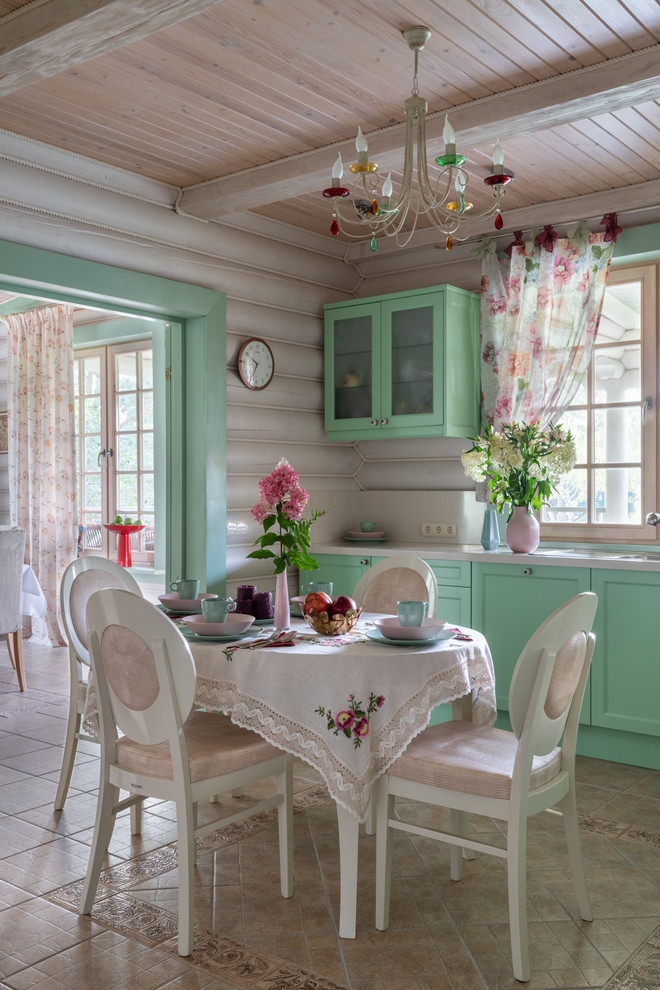 Источник вдохновения для домашнего уюта: кухня в стиле кантри с обеденным столом, фасадами с утопленной филенкой, зелеными фасадами, бежевым полом и бежевой столешницей