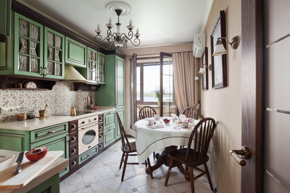 Immagine di una cucina abitabile chic con pavimento in gres porcellanato, pavimento beige, ante con bugna sagomata, ante verdi, paraspruzzi beige, elettrodomestici bianchi e nessuna isola