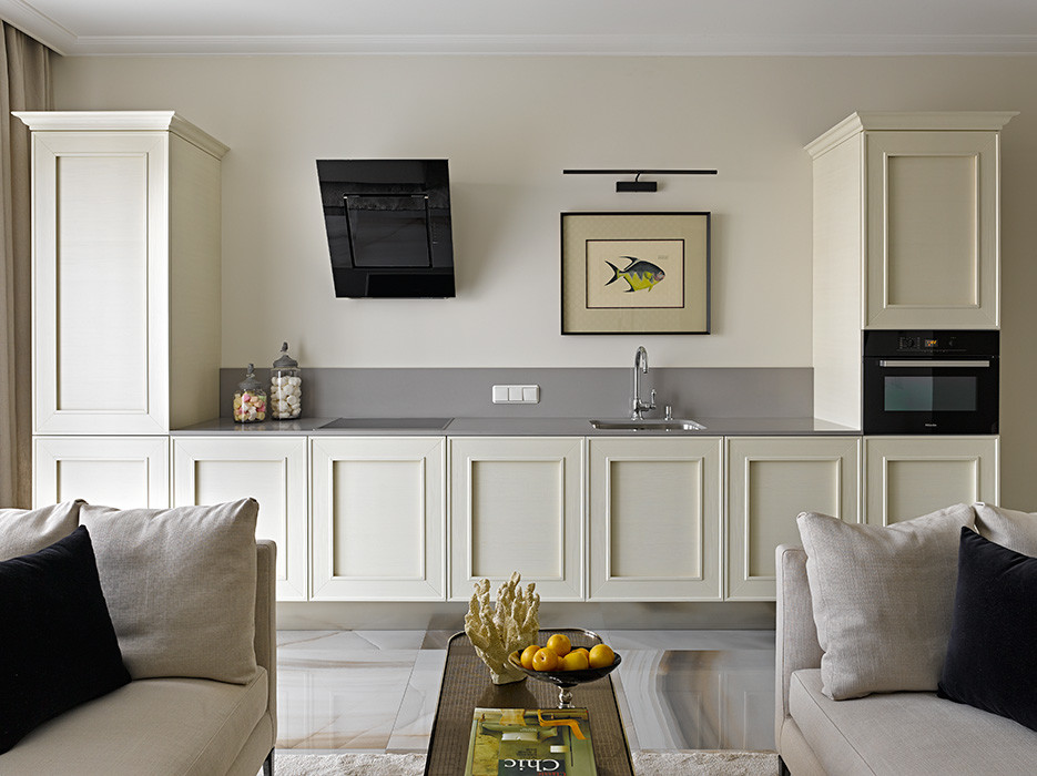 Imagen de cocina lineal actual abierta sin isla con fregadero bajoencimera, armarios con paneles empotrados, puertas de armario beige y suelo gris