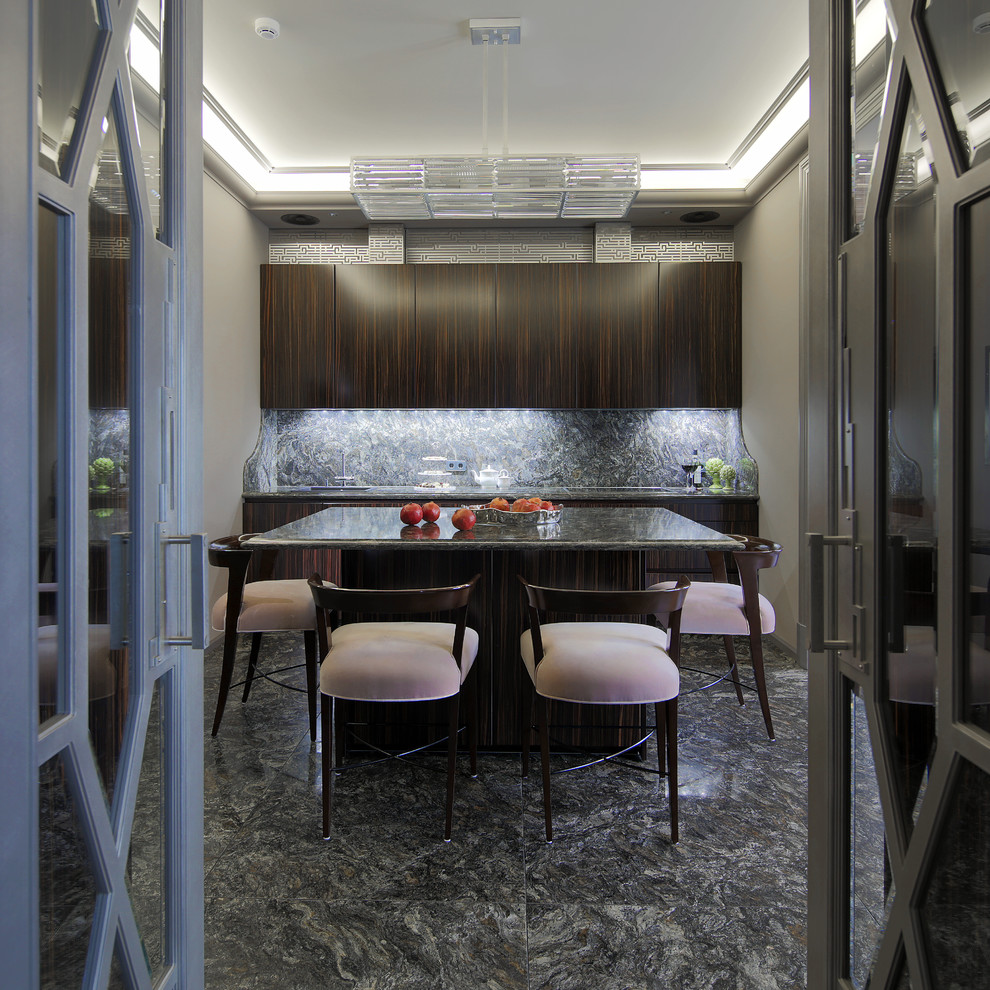 Ejemplo de cocina contemporánea con armarios con paneles lisos, puertas de armario de madera en tonos medios y salpicadero negro