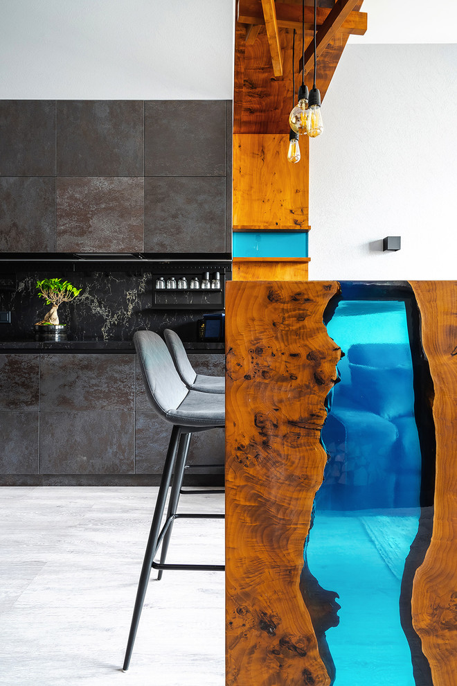 Idee per una grande cucina ad ambiente unico minimal con top in marmo, paraspruzzi nero, paraspruzzi in marmo, pavimento in laminato, pavimento grigio e top nero