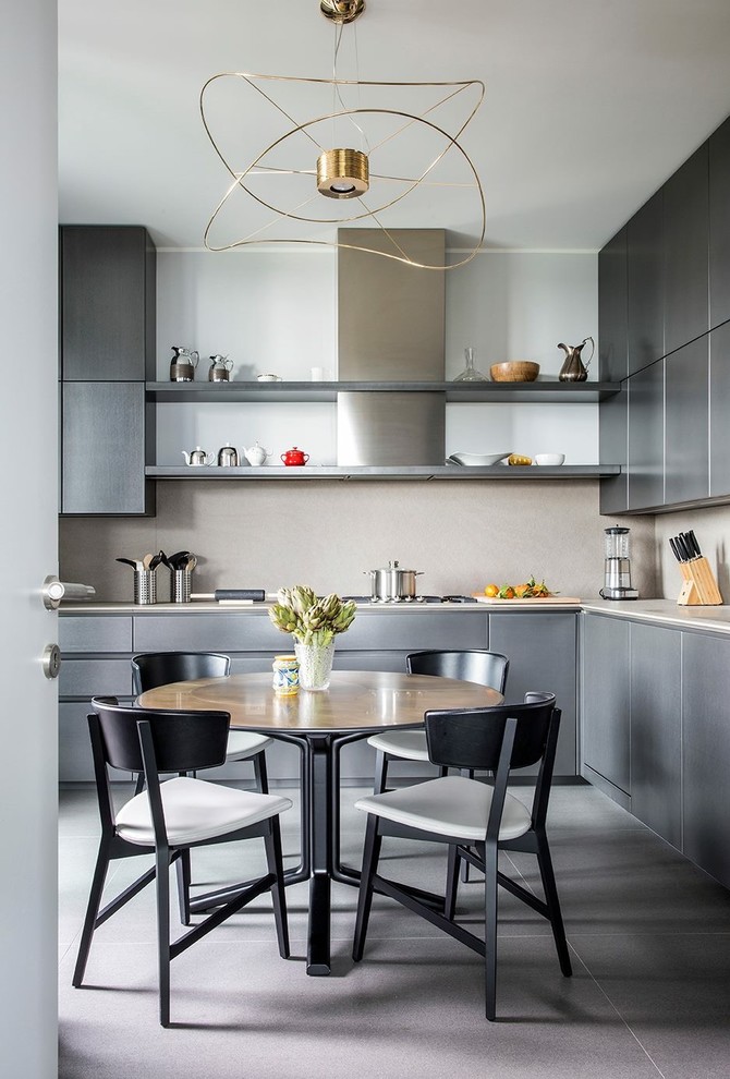 Foto di una cucina design di medie dimensioni con ante lisce, ante nere, paraspruzzi grigio, pavimento con piastrelle in ceramica, nessuna isola e pavimento nero