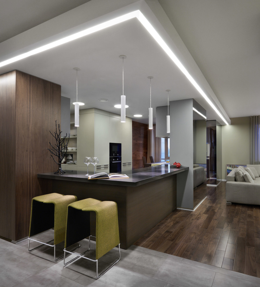 Contemporary l-shaped kitchen in Yekaterinburg.