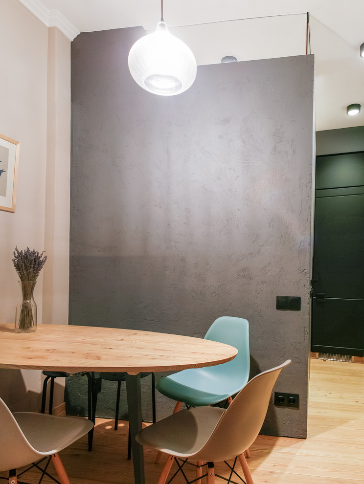 Bild på ett avskilt, mellanstort skandinaviskt grå grått l-kök, med en enkel diskho, släta luckor, vita skåp, laminatbänkskiva, grått stänkskydd, stänkskydd i keramik, rostfria vitvaror, målat trägolv och beiget golv