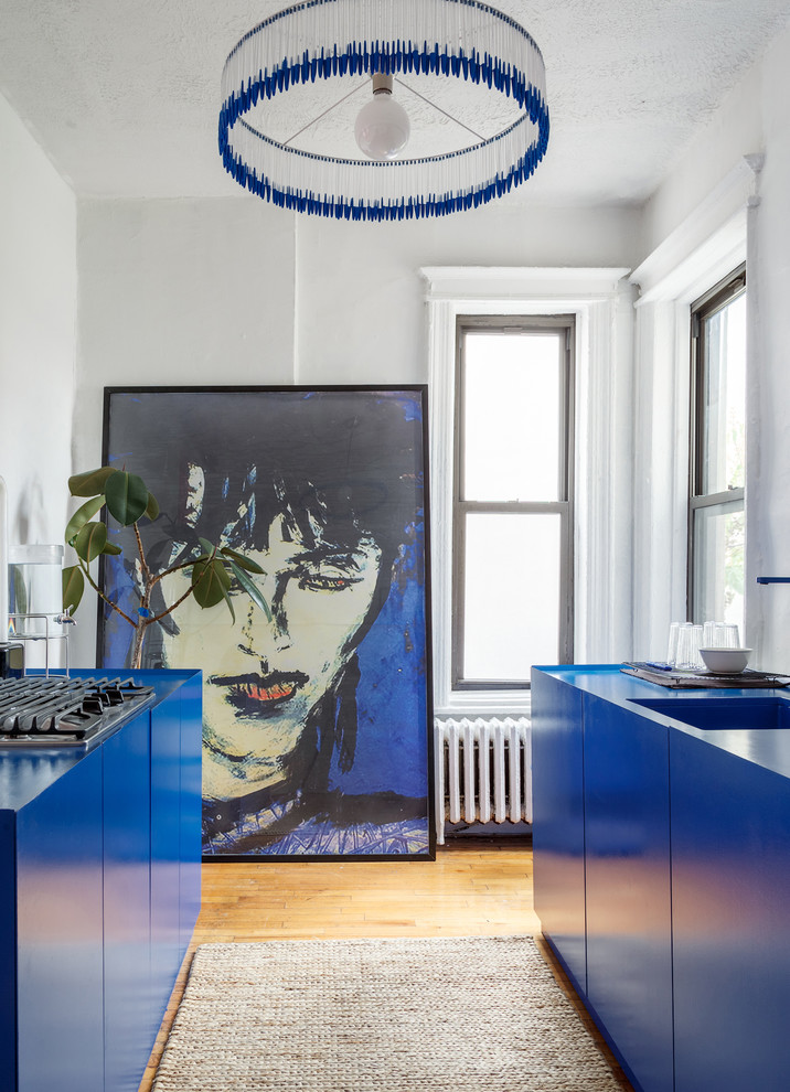 Zweizeilige, Geschlossene Moderne Küche ohne Insel mit integriertem Waschbecken, flächenbündigen Schrankfronten, blauen Schränken, braunem Holzboden, beigem Boden und blauer Arbeitsplatte in Moskau