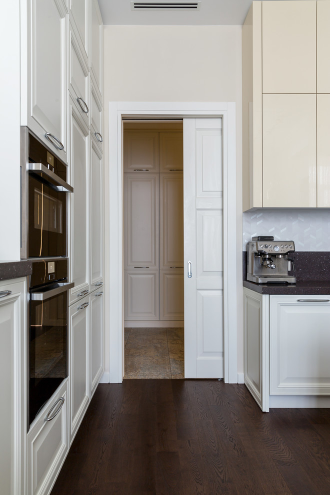 Ispirazione per una cucina design con pavimento in legno verniciato e pavimento marrone