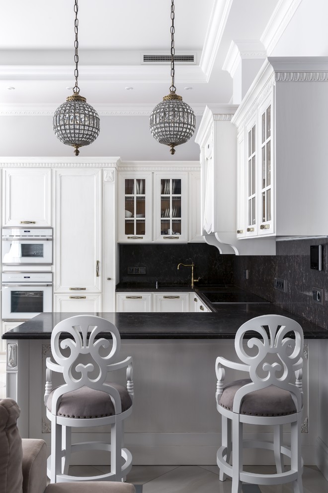 Источник вдохновения для домашнего уюта: кухня в стиле неоклассика (современная классика) с полом из керамической плитки и черным полом