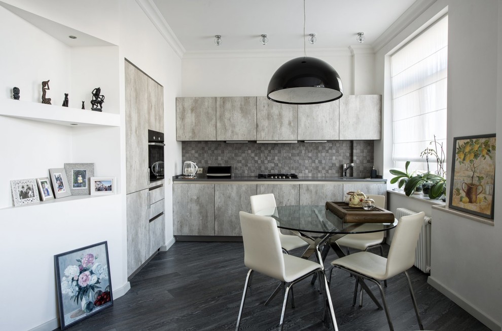 Exempel på ett modernt grå grått kök, med släta luckor, grå skåp, grått stänkskydd, svarta vitvaror, mörkt trägolv, svart golv, en dubbel diskho, marmorbänkskiva och stänkskydd i mosaik