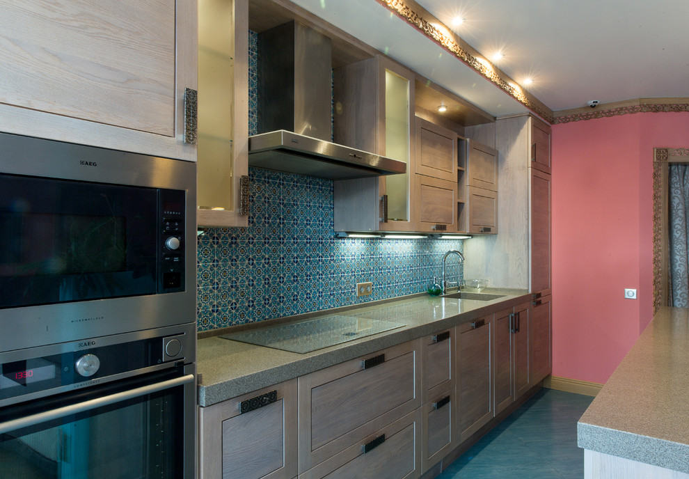 Exempel på ett mellanstort asiatiskt linjärt kök med öppen planlösning, med en integrerad diskho, luckor med infälld panel, skåp i ljust trä, bänkskiva i koppar, blått stänkskydd, stänkskydd i keramik, svarta vitvaror, klinkergolv i porslin, en köksö och turkost golv