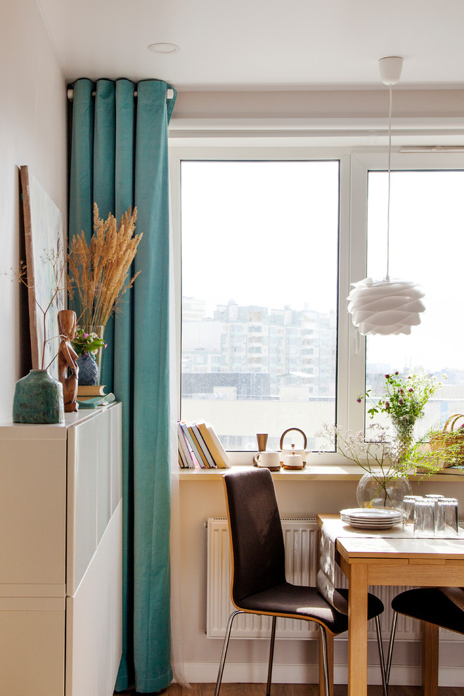 サンクトペテルブルクにある低価格の小さなコンテンポラリースタイルのおしゃれなキッチン (ラミネートの床、茶色い床) の写真