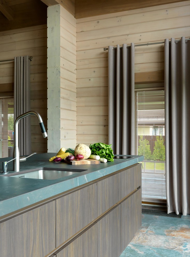 Diseño de cocina de estilo de casa de campo con armarios con paneles lisos, puertas de armario de madera en tonos medios, una isla, suelo azul y encimeras azules