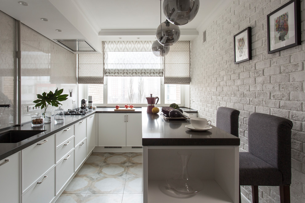 Immagine di una cucina ad U classica chiusa con lavello sottopiano, ante a filo, ante bianche, paraspruzzi beige, penisola e pavimento beige
