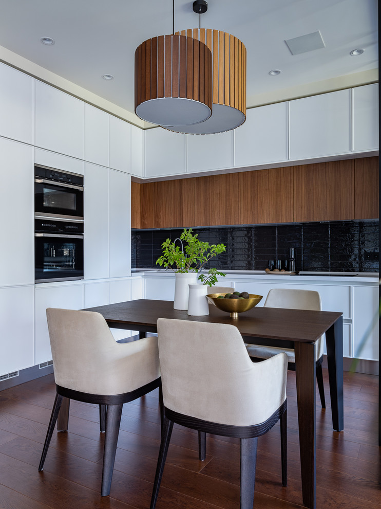 Kitchen - contemporary kitchen idea in Moscow