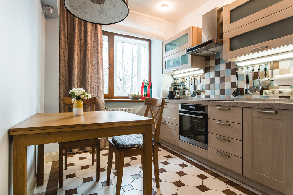 モスクワにあるコンテンポラリースタイルのおしゃれなキッチン (シェーカースタイル扉のキャビネット、マルチカラーのキッチンパネル、シルバーの調理設備、アイランドなし、淡色木目調キャビネット) の写真