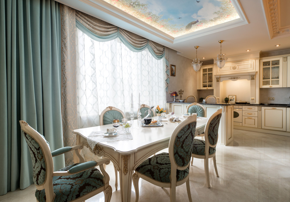 Стильный дизайн: большая параллельная кухня в классическом стиле с обеденным столом, белыми фасадами, полуостровом и мраморным полом - последний тренд