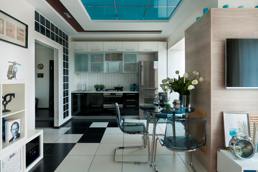 Источник вдохновения для домашнего уюта: кухня среднего размера в современном стиле с обеденным столом, полом из керамической плитки и черно-белыми фасадами