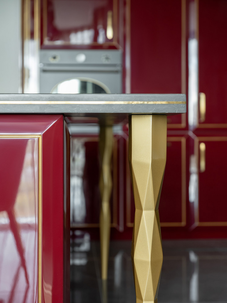 Свежая идея для дизайна: угловая кухня среднего размера в современном стиле с обеденным столом, фасадами с выступающей филенкой, красными фасадами и островом - отличное фото интерьера