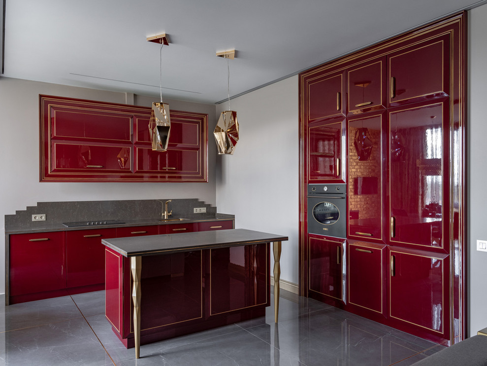 На фото: угловая кухня среднего размера в современном стиле с обеденным столом, фасадами с выступающей филенкой, красными фасадами и островом с