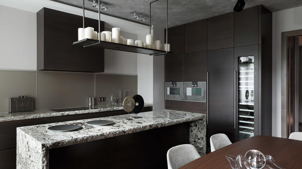 Offene Moderne Küche in L-Form mit flächenbündigen Schrankfronten, dunklen Holzschränken, Küchenrückwand in Grau, Küchengeräten aus Edelstahl und Kücheninsel in Sankt Petersburg