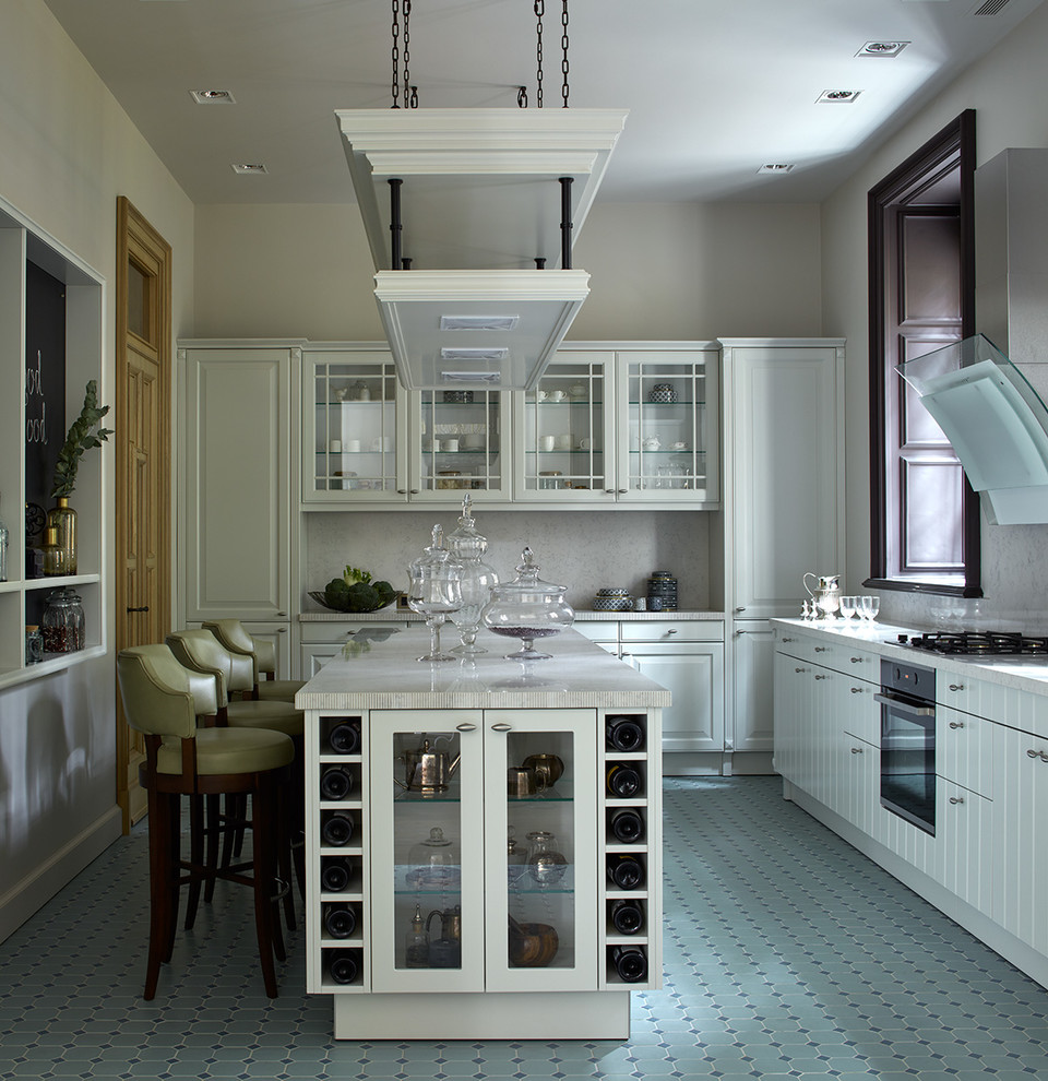 Klassisk inredning av ett avskilt vit vitt l-kök, med vita skåp, grått stänkskydd, svarta vitvaror, en köksö och turkost golv