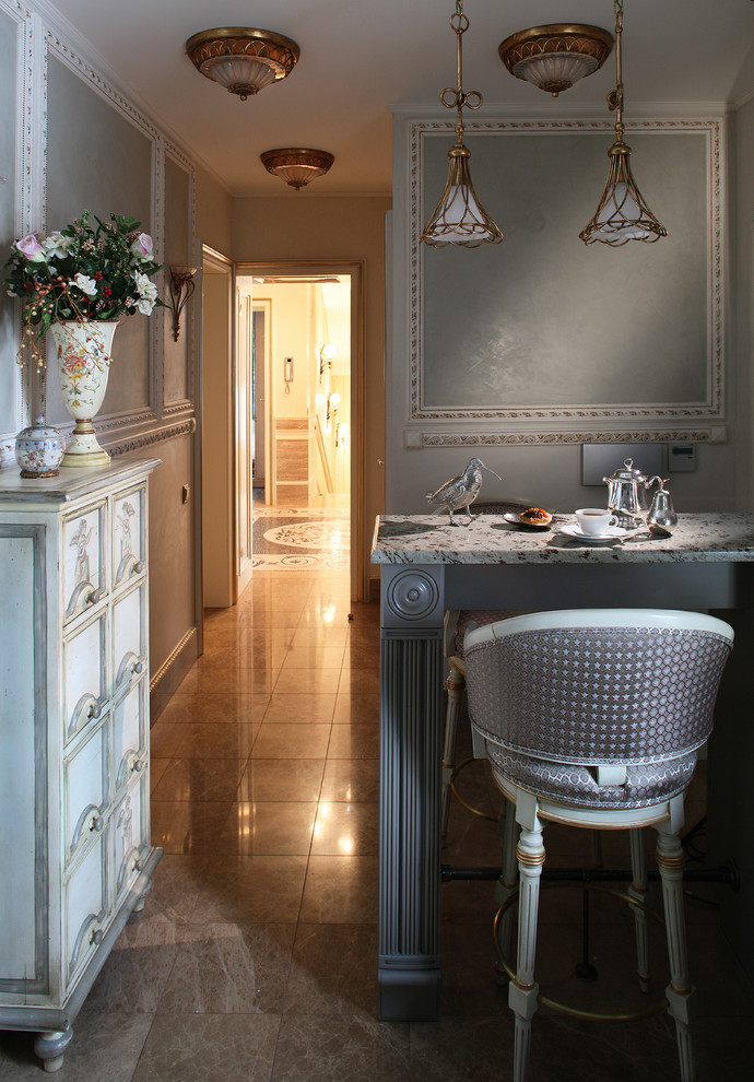 Inredning av ett klassiskt litet kök, med marmorgolv och beiget golv