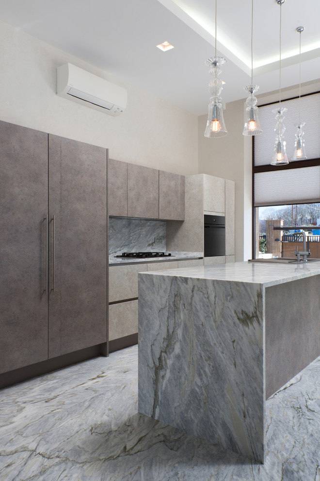 Immagine di una cucina design con lavello da incasso, ante lisce, paraspruzzi grigio, elettrodomestici neri, pavimento grigio e top grigio