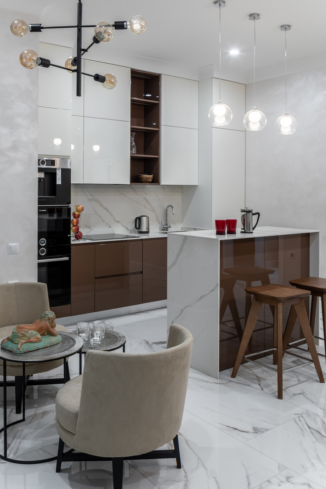 Immagine di una cucina contemporanea di medie dimensioni con lavello integrato, ante lisce, ante bianche, top in marmo, paraspruzzi bianco, paraspruzzi in marmo, elettrodomestici neri, pavimento in marmo, pavimento bianco e top bianco